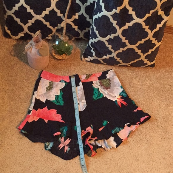 Zara XS floral high waisted ruffle hem shorts - Picture 2 of 5